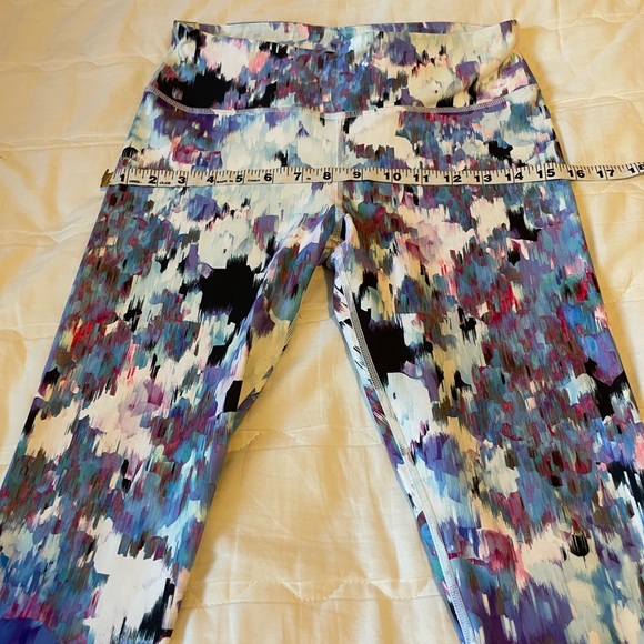 Fabletics 💜🤍🩵 Mid-Rise Printed PowerHold pants. - Picture 8 of 11
